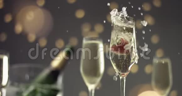 一杯香槟上面有草莓视频的预览图