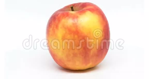 红苹果白色背景下的皮肤上有心脏符号视频的预览图
