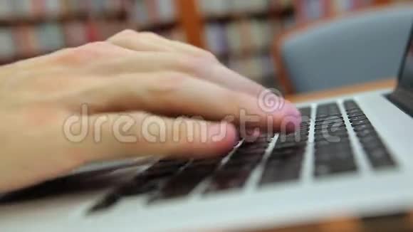 年轻英俊的男人的屁股和键盘是视频的预览图