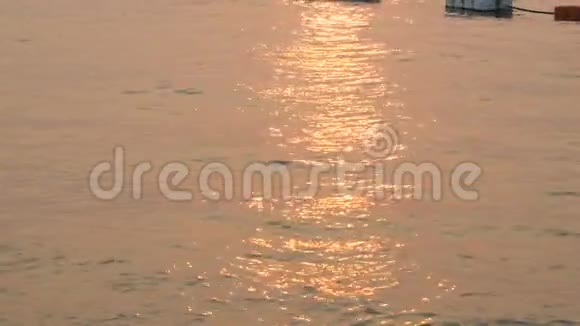 美丽的红日落海上海面上的红光视频的预览图
