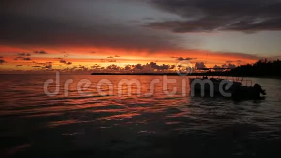 船在夕阳的余晖中触礁视频的预览图