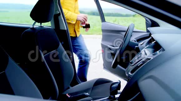 男人坐在车里系安全带移动视频的预览图