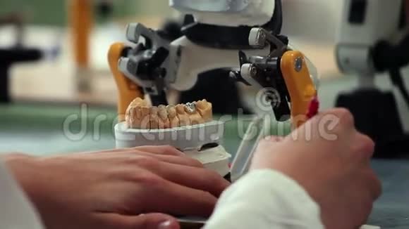学生牙医修理牙齿视频的预览图