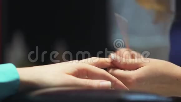 伪装指甲处理指甲档案视频的预览图