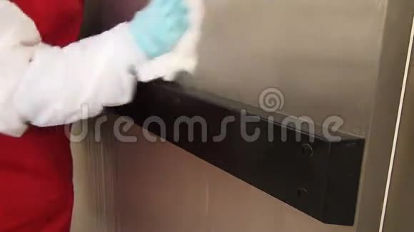 用湿布清洁冰箱门视频的预览图