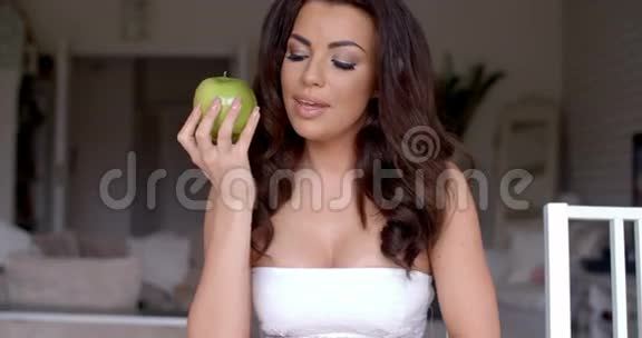 年轻女子抱着新鲜的绿苹果视频的预览图