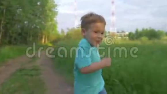 小男孩在乡间小路上奔跑视频的预览图