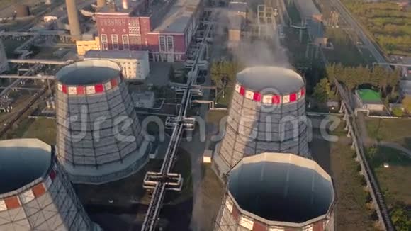 工业景观背景下褐煤电厂冷却塔的高空俯视图视频的预览图