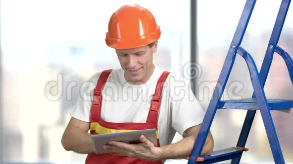 快乐的建筑工人与PC平板电脑视频的预览图