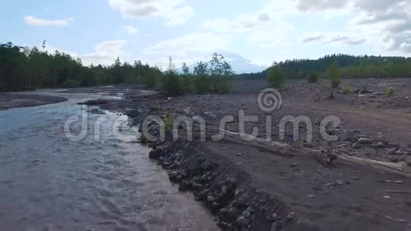 空中观景群山中模糊的河流这条路用水冲洗视频的预览图