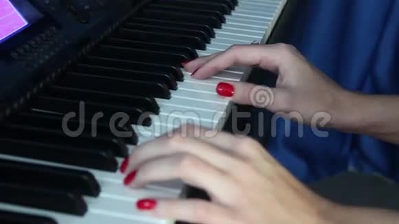 双手女孩试着弹钢琴视频的预览图