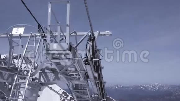 滑雪胜地建造滑雪升降机身高雪山的晴天视频的预览图