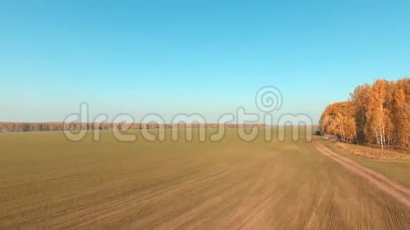 绿野空中全景一辆拖拉机的痕迹视频的预览图