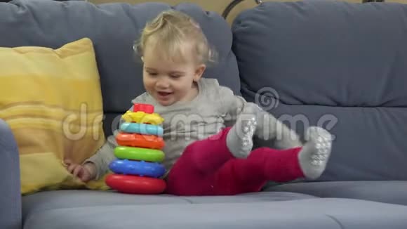 小女孩在沙发间玩玩具童年教育4K视频的预览图