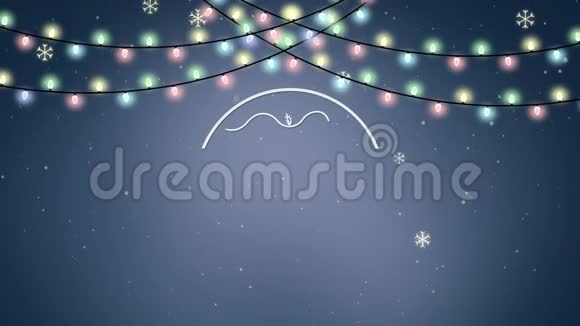 一个非常快乐的圣诞节和一个快乐的新年动画标题与花环灯动画在雪的冬季蓝色背景视频的预览图