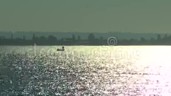 一个渔夫在船上钓鱼视频的预览图