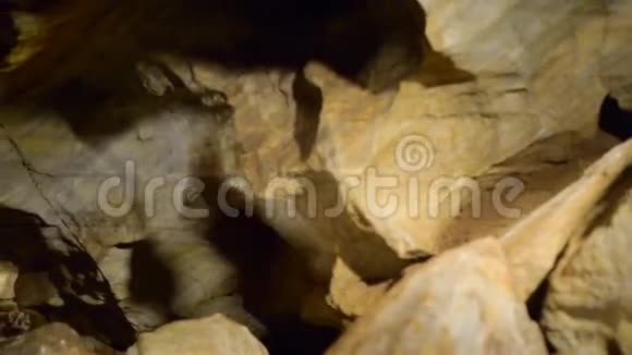 洞壁天花板内部纹理石岩背景视频的预览图
