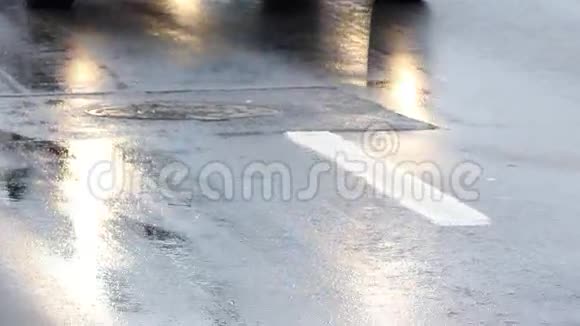 潮湿的沥青路视频的预览图