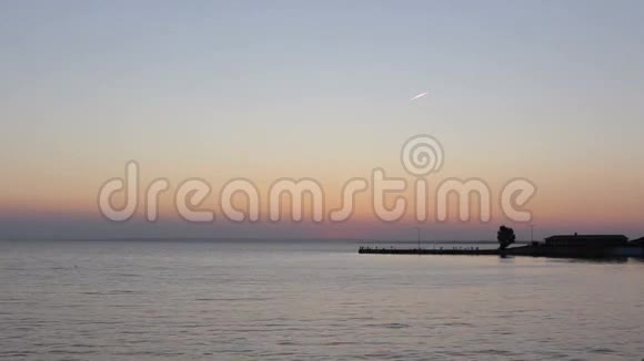 阳光洒过水面和码头视频的预览图