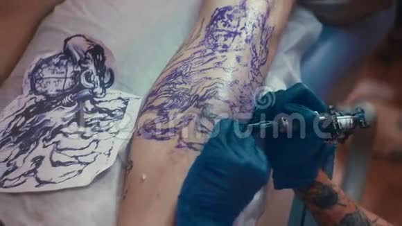纹身师在工作室做纹身徒步纹身视频的预览图