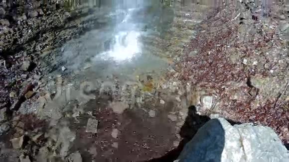 小溪上的瀑布水滴瀑布视频的预览图