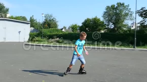 七岁的快乐男孩滑旱冰炎热的夏天慢动作视频的预览图