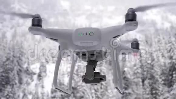 一架无人机在镜头前盘旋飞行视频的预览图