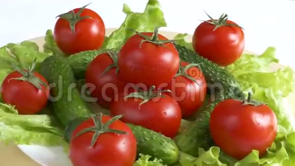 新鲜的绿色沙拉和西红柿和黄瓜视频的预览图