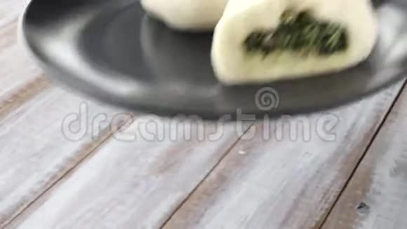 中国女人在桌上端着一盘中国饺子视频的预览图