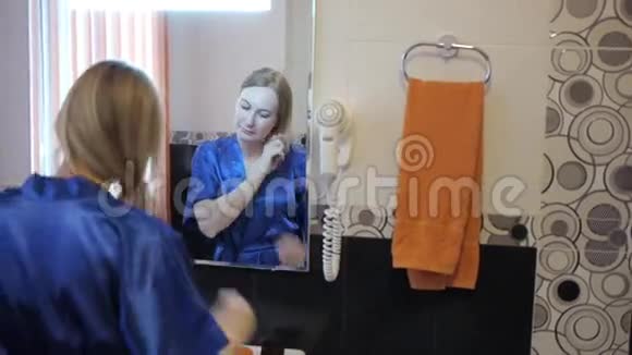 漂亮的女人梳头视频的预览图