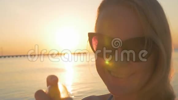 女人在日落时吹肥皂泡视频的预览图
