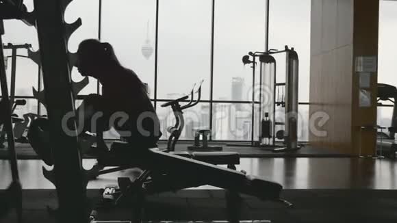 健身房的女运动员视频的预览图