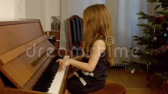 可爱的小女孩编大钢琴视频的预览图