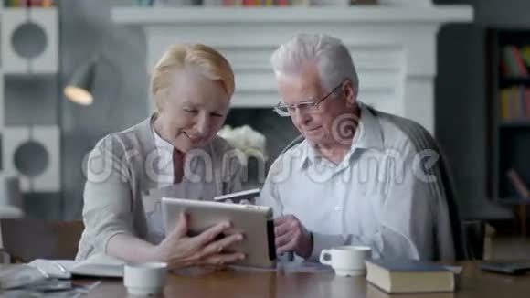 快乐可爱的退休夫妇使用平板电脑他们和家人交流很开心视频的预览图