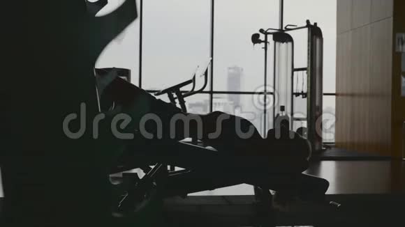 健身房的女运动员视频的预览图