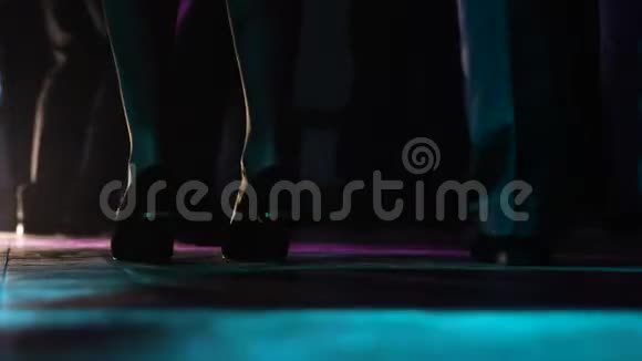 特写照片的人A一个一个的腿在俱乐部的舞池里快速跳舞视频的预览图