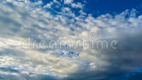 美好的蓝天和云朵的移动视频的预览图