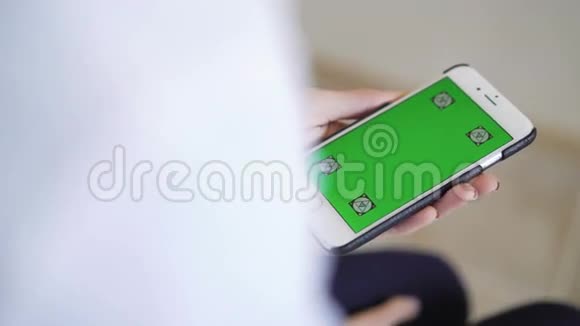 女医生展示绿色屏幕智能手机视频的预览图
