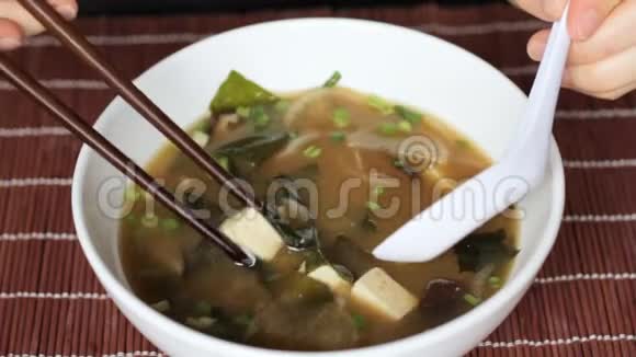 用筷子和白勺把米索汤收起来视频的预览图