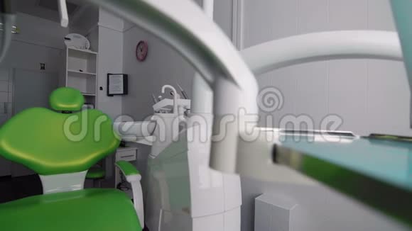 配有牙科椅和医疗设备的房间视频的预览图