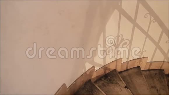 从大楼的老螺旋楼梯上下来视频的预览图