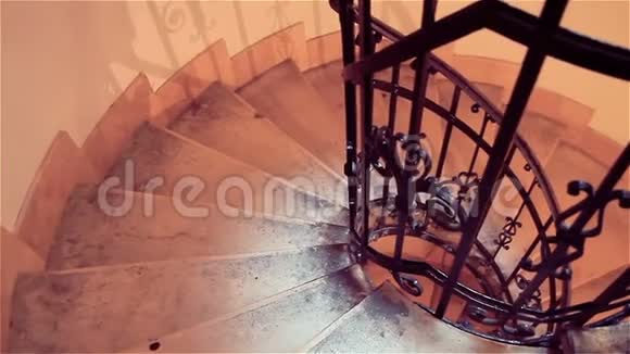 从大楼的老螺旋楼梯上下来视频的预览图