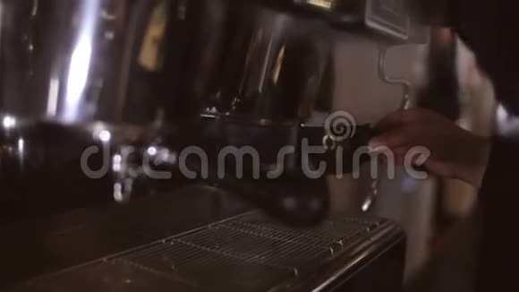 酒保在咖啡机里煮咖啡视频的预览图