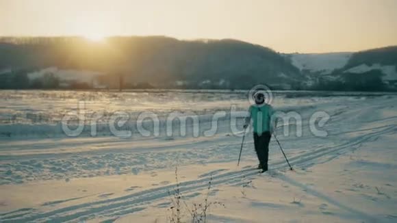 青少年学习如何在蓝天蚁山背景下滑雪视频的预览图