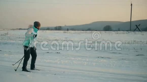 青少年学习如何在蓝天蚁山背景下滑雪视频的预览图