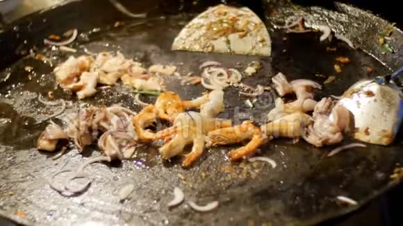 亚洲街的食物大型煎锅煮鸡蛋海鲜泰国视频的预览图