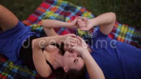 欢乐的年轻情侣野餐视频的预览图
