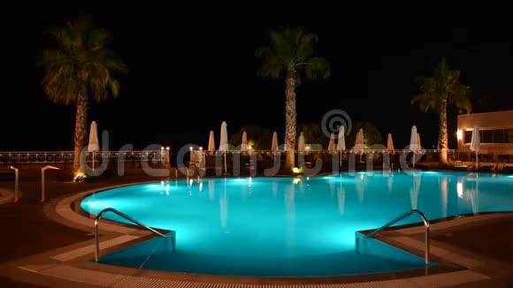 豪华酒店的游泳池蓝色的水视频的预览图