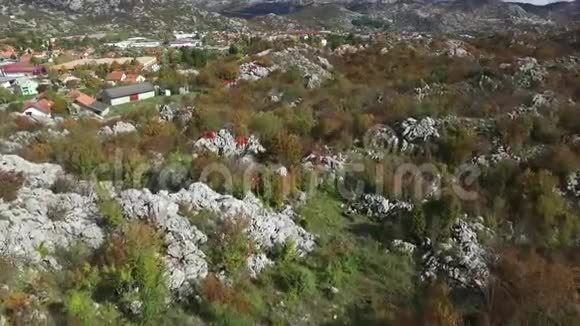城市和山顶景观录像从山谷上方俯瞰城市的房屋绿色的田野村庄视频的预览图
