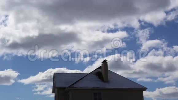 有云和蓝天背景时间的屋顶视频的预览图